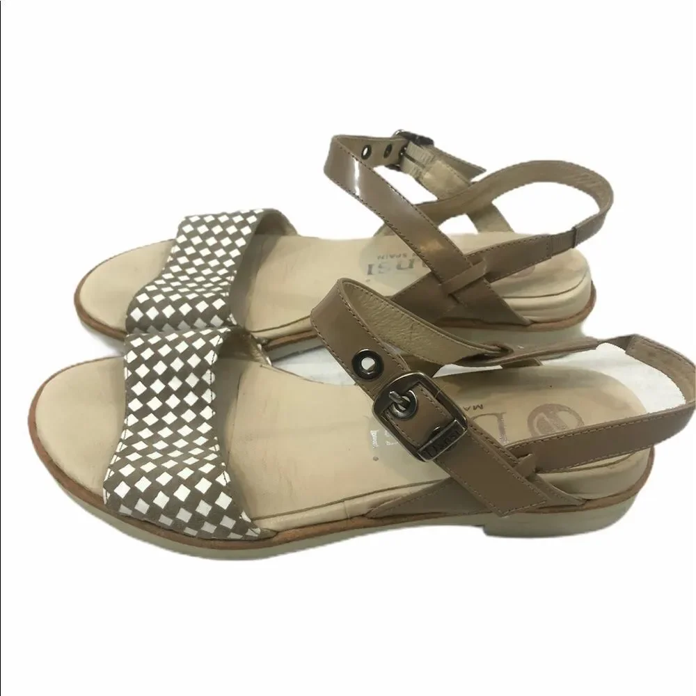 Dansi Open toe‎ Sandals Beige Kids size 2.5-3